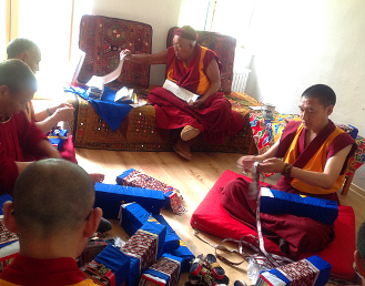 Yongdzin Tenzin Namdak Rinpoche, Geshe Samten Tsukphu and others at
Yeshe Sal Ling 2015